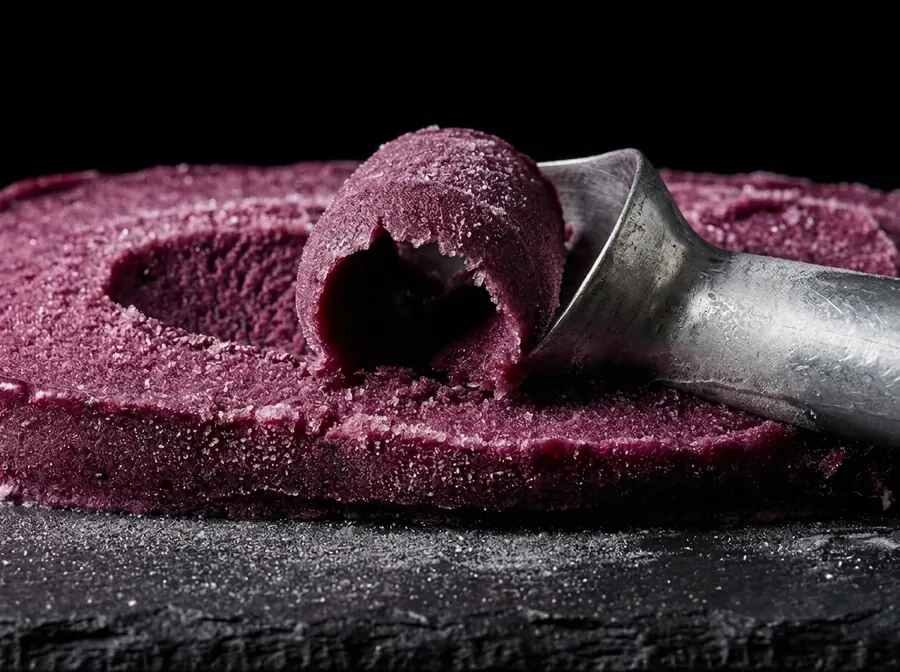 Gefrorene Açaí-Basis — tiefviolett, direkt aus dem Tub gescoopt