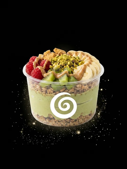 Matcha Bowl Mainz — GAUST: grüne Matcha-Kokos-Basis mit Granola und Toppings im Becher