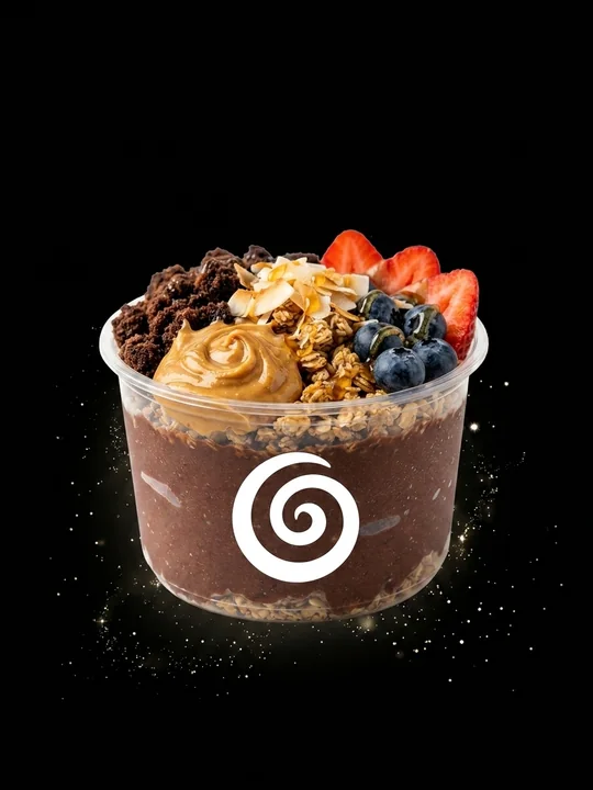 Açaí Protein Bowl Mainz — GAUST: dunkle Açaí-Whey-Kakao-Basis mit Granola und Toppings im Becher